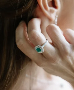 Anillo Esmeralda 1,12 cts con Halo de Diamantes en Oro Blanco