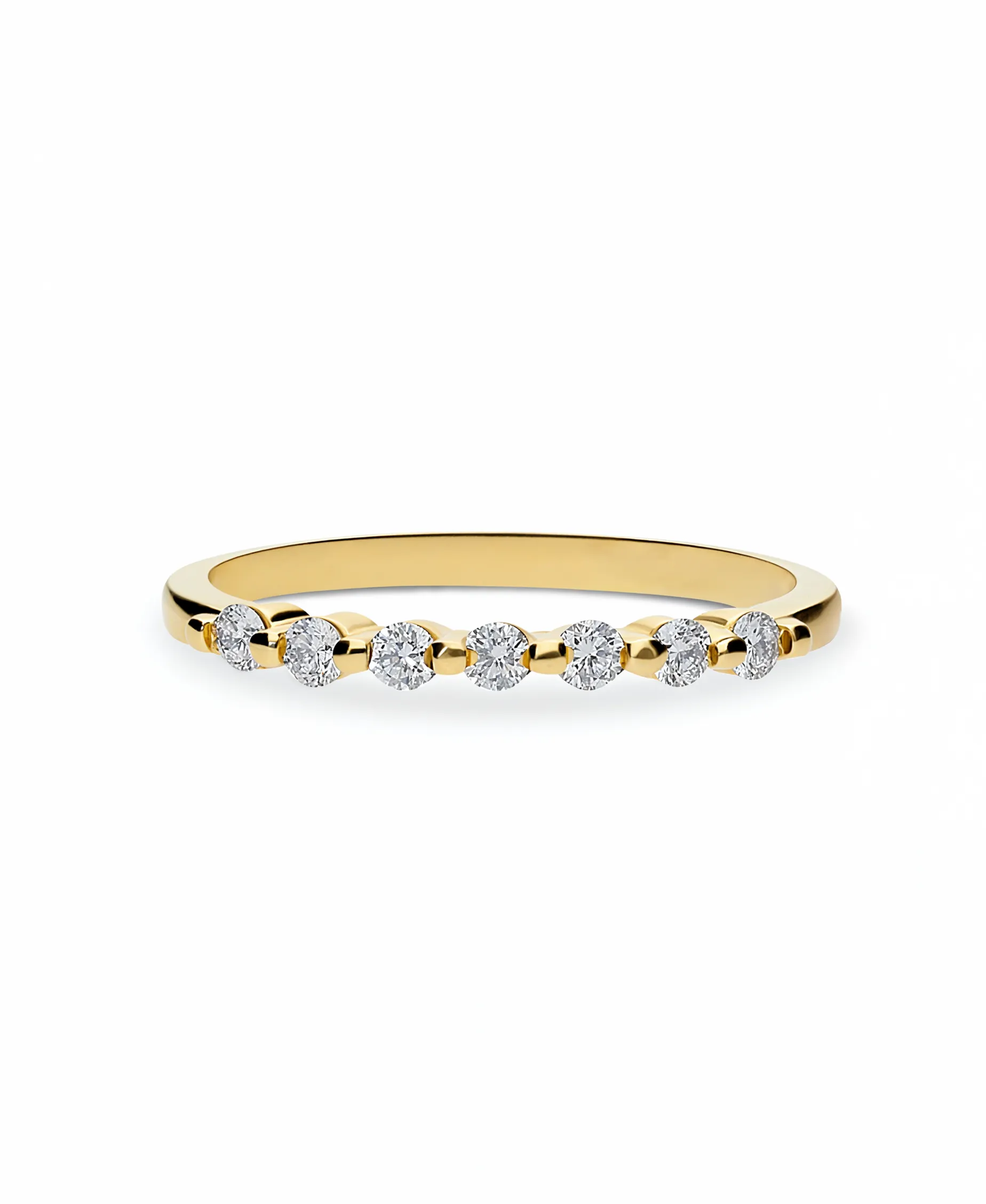 Anillo Fino con 7 Diamantes en Oro Amarillo