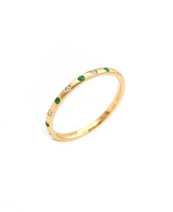 Anillo Fino con Diamantes y Esmeraldas en Oro Amarillo