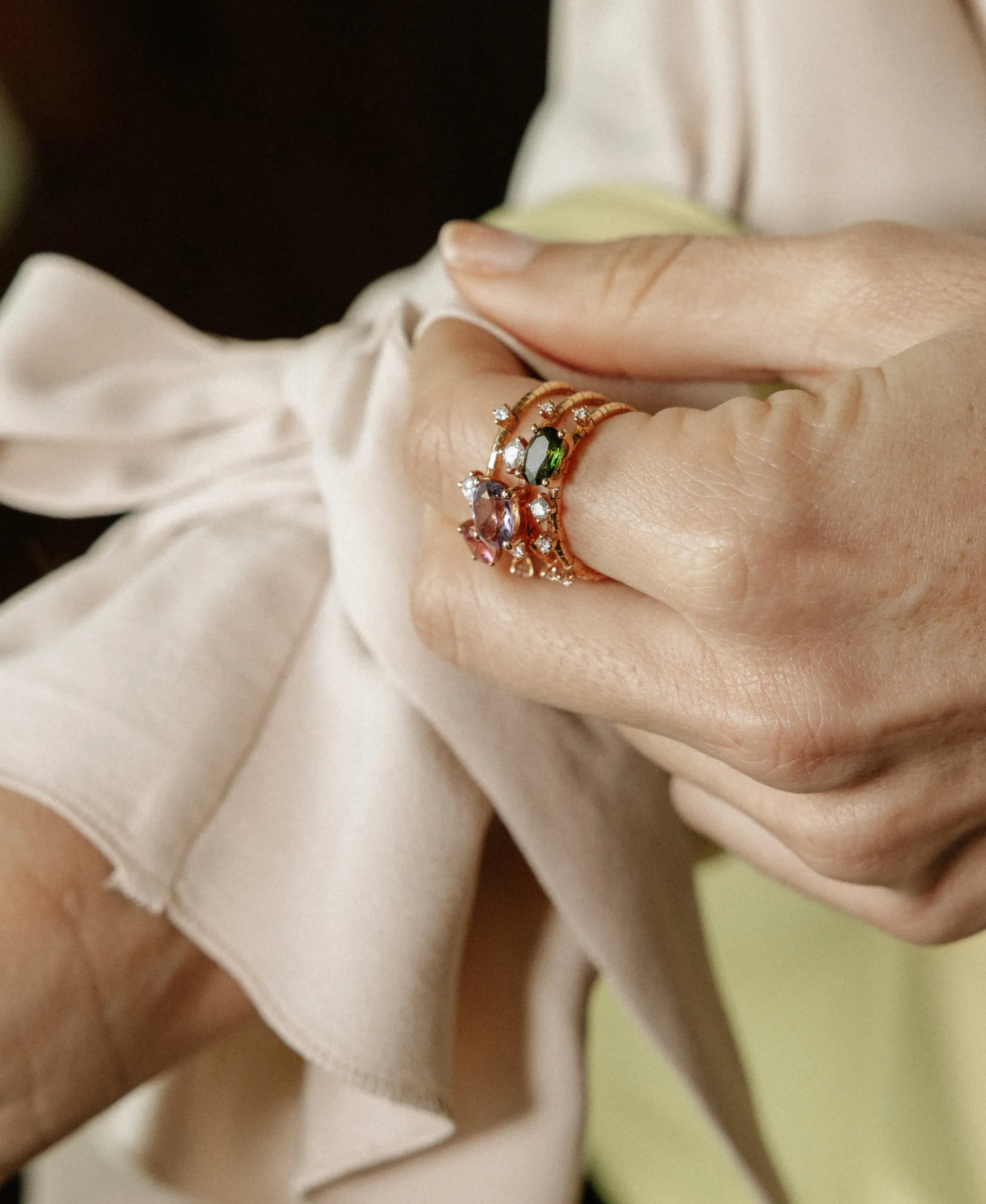 Anillo Flexible con Piedras de Color en Oro Rosa y Titanio