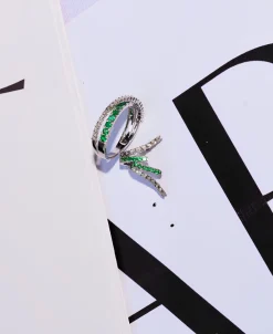 Anillo LECARRÉ Oro Blanco Cruzado con Esmeraldas y Diamantes | GA199ES