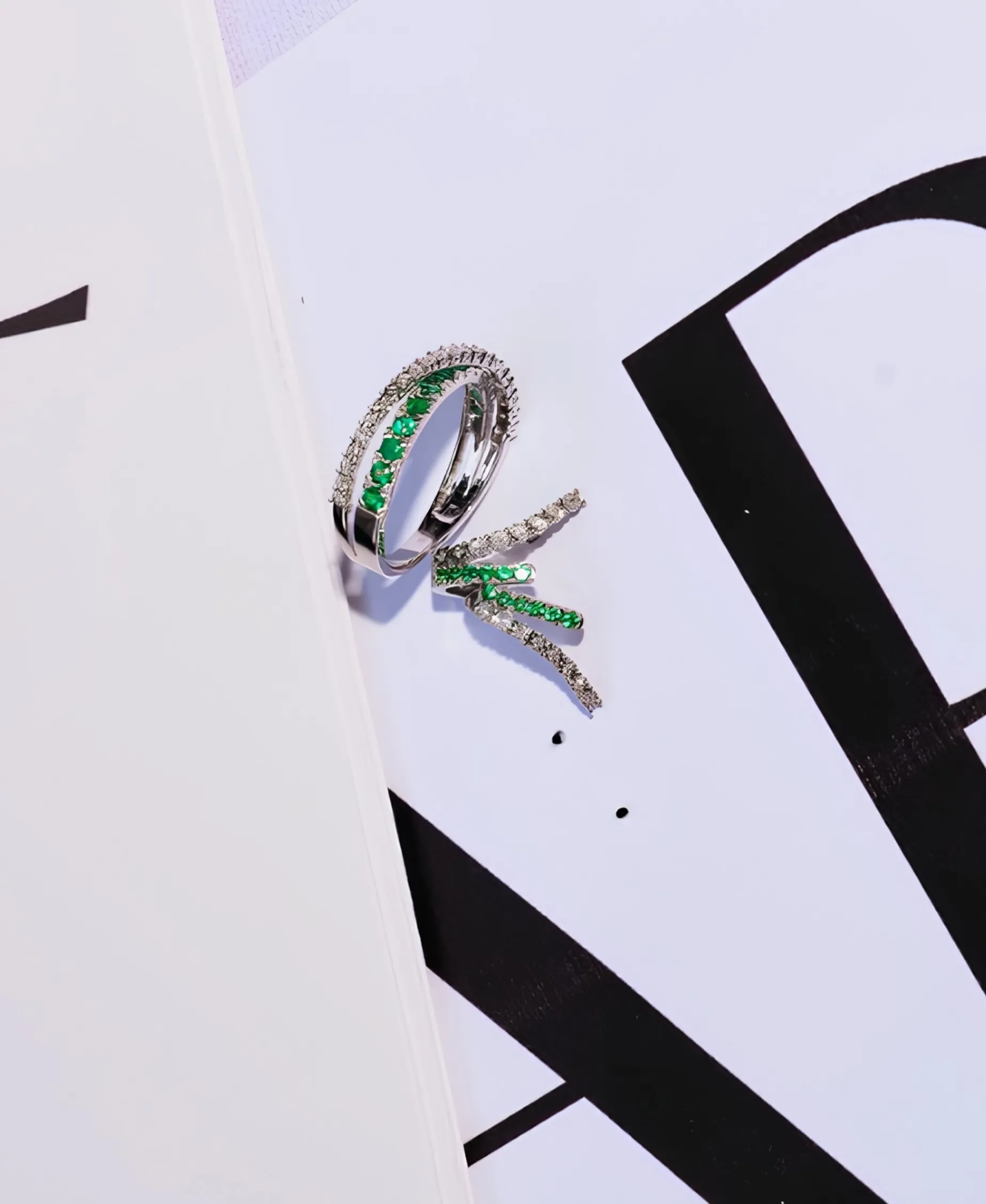 Anillo LECARRÉ Oro Blanco Cruzado con Esmeraldas y Diamantes | GA199ES