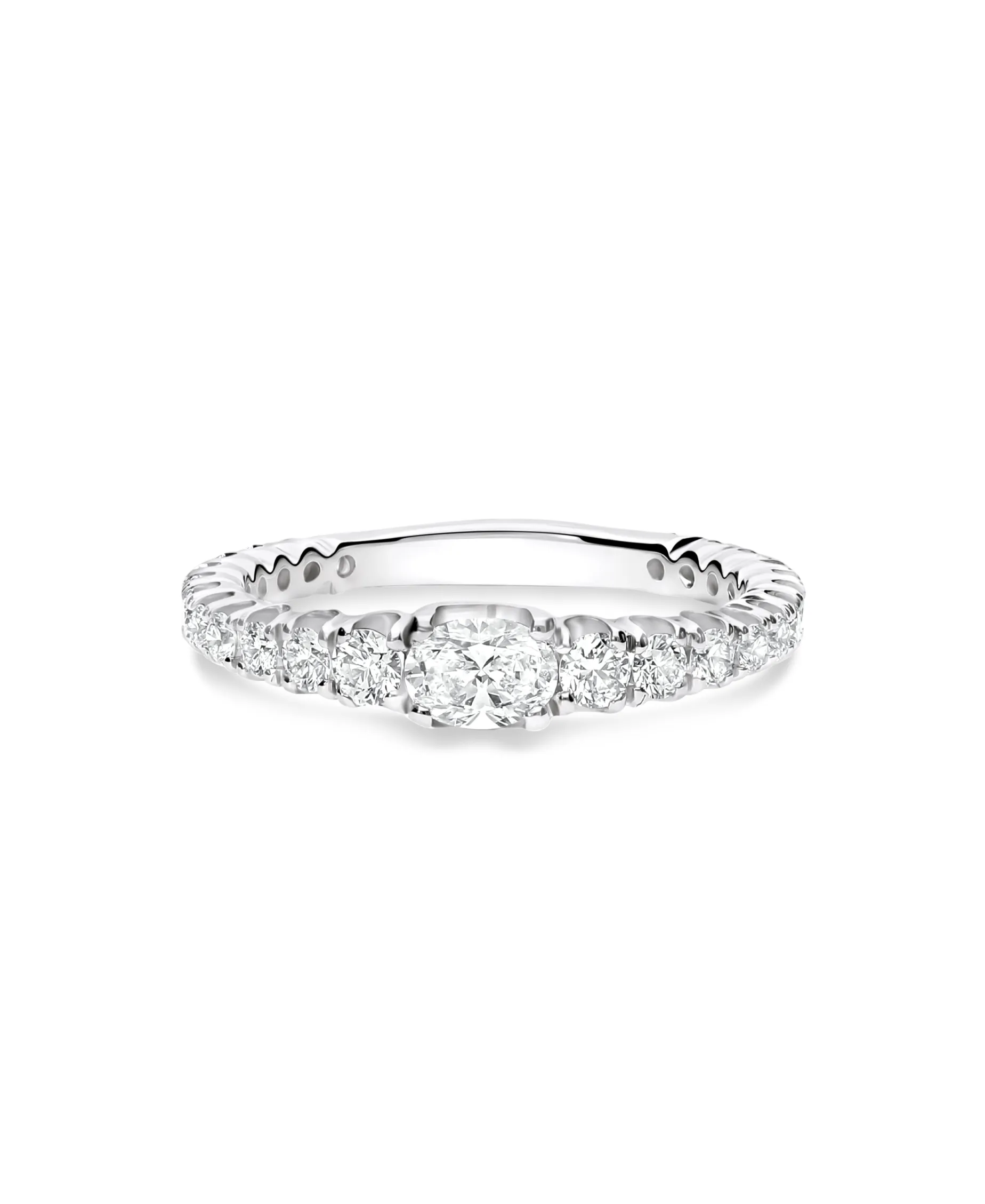Anillo Media Alianza con Diamante Oval 0,30 cts y 24 Diamantes Talla Brillante en Oro Blanco