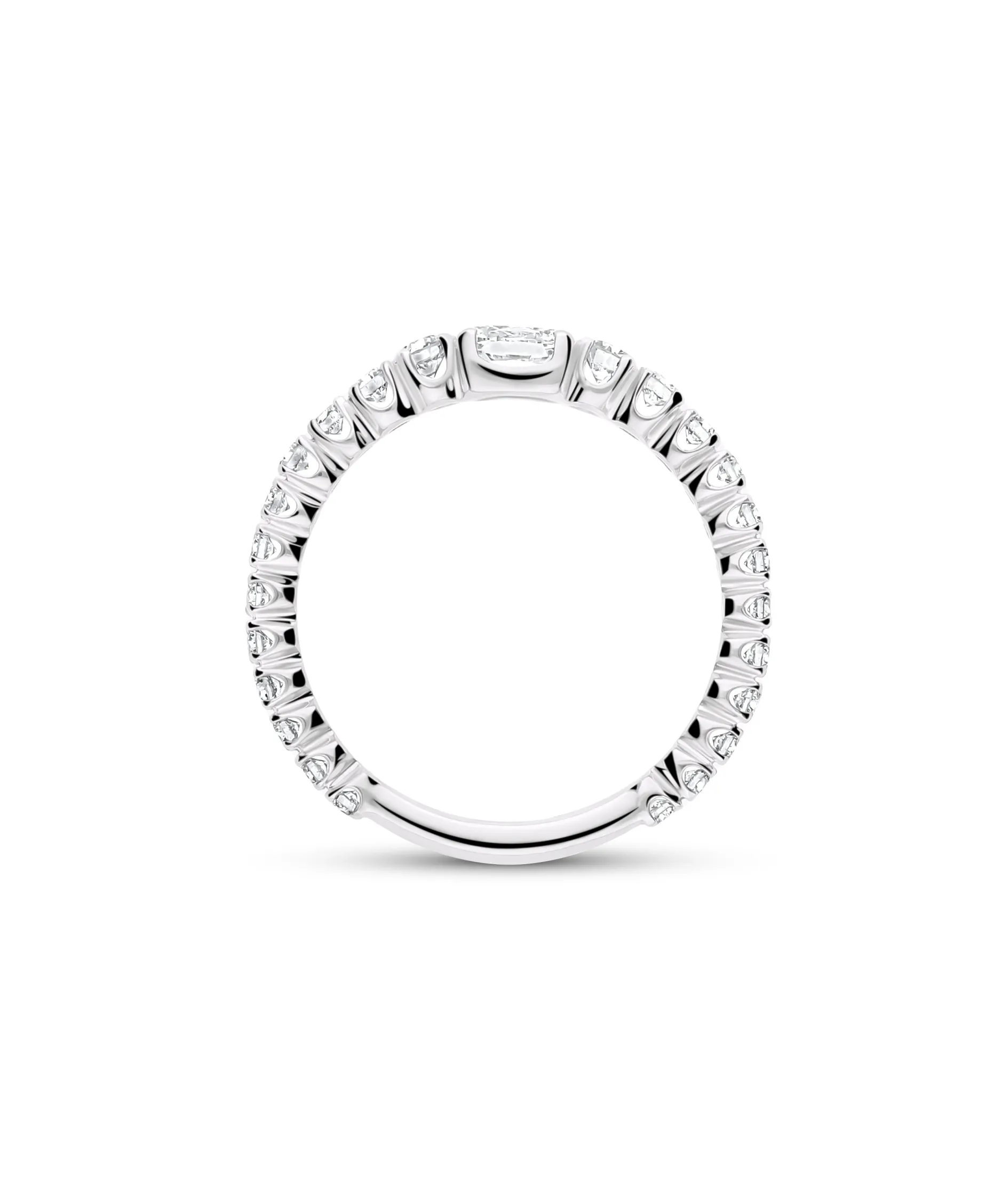 Anillo Media Alianza con Diamante Oval 0,30 cts y 24 Diamantes Talla Brillante en Oro Blanco