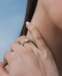 Anillo Solitario con Diamante Talla Pera y Brazo de Diamantes en Oro Blanco