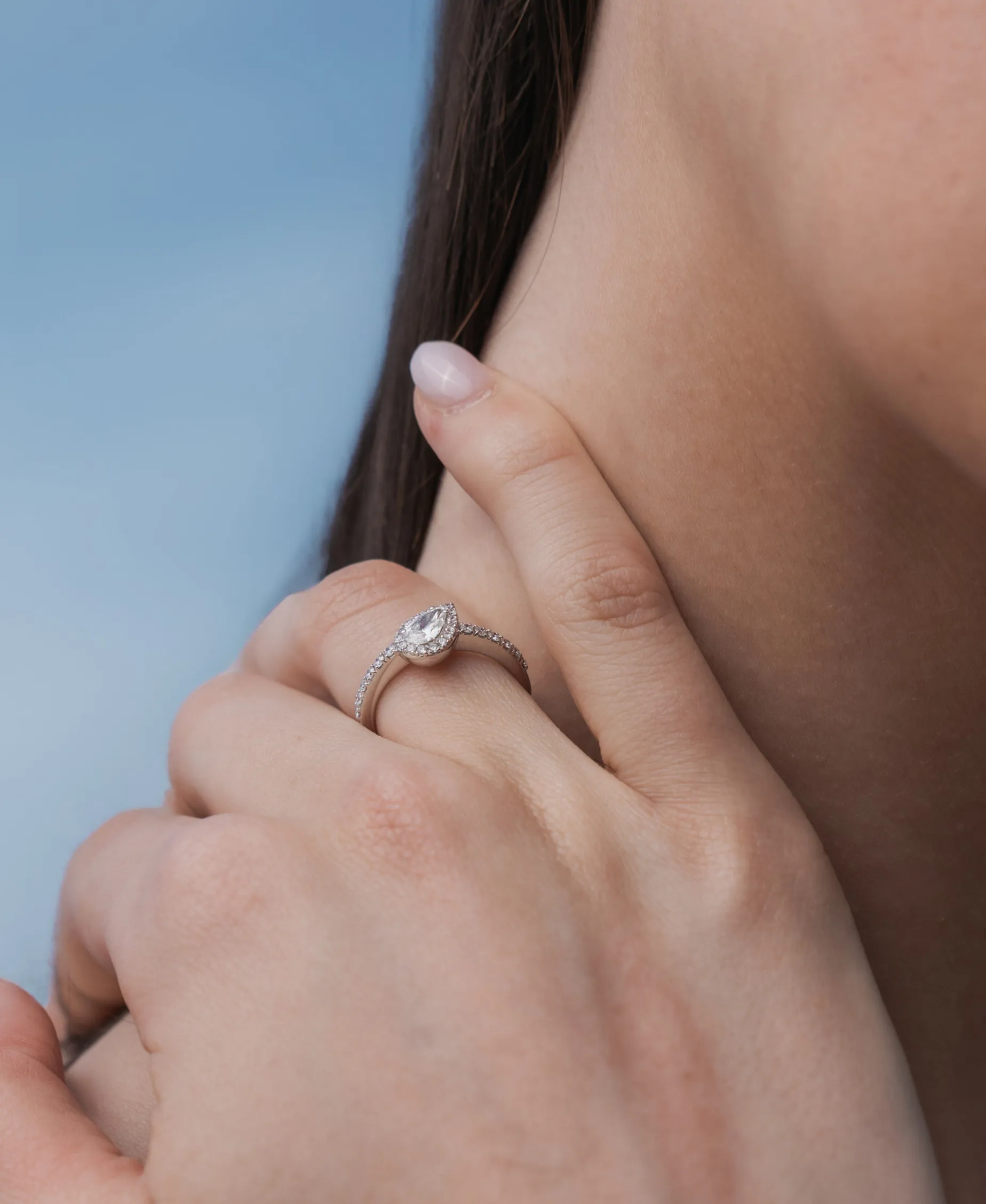 Anillo Solitario con Diamante Talla Pera y Brazo de Diamantes en Oro Blanco