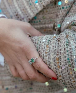 Anillo Tu y Yo con Diamantes y Esmeralda en Oro Bicolor