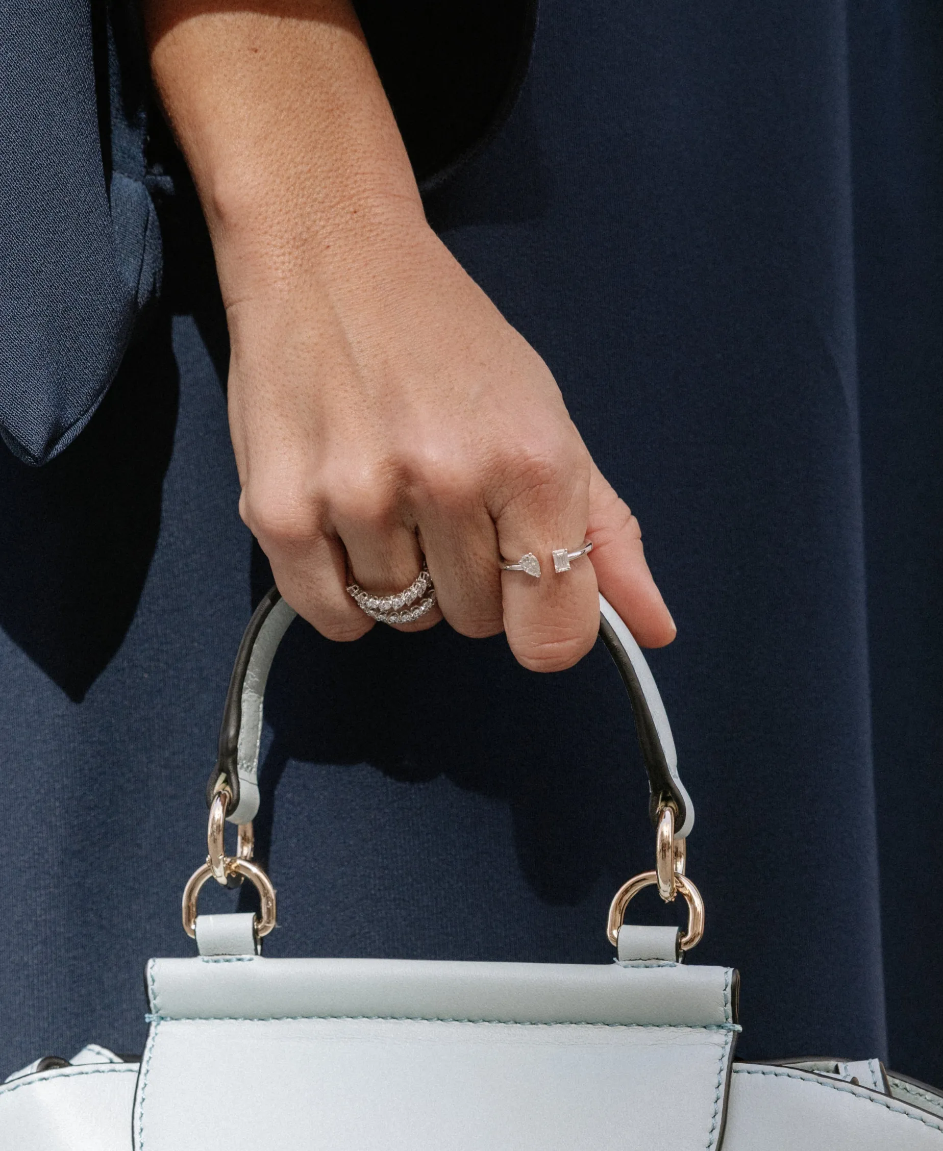 Anillo Tu y Yo Talla Esmeralda y Pera Oro Blanco