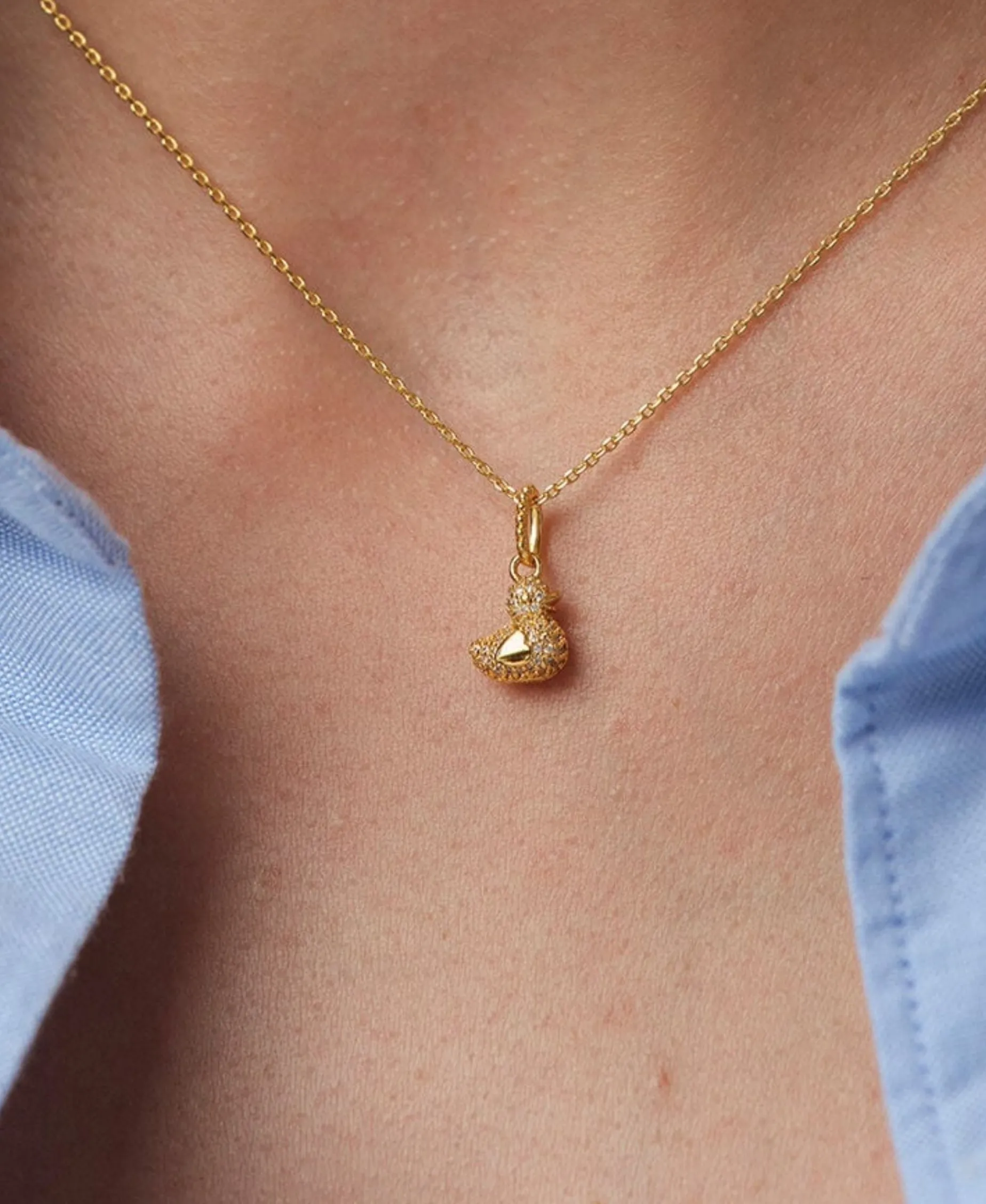 Colgante AGATHA París Patito Pavé Dorado | 02880339-137-TU