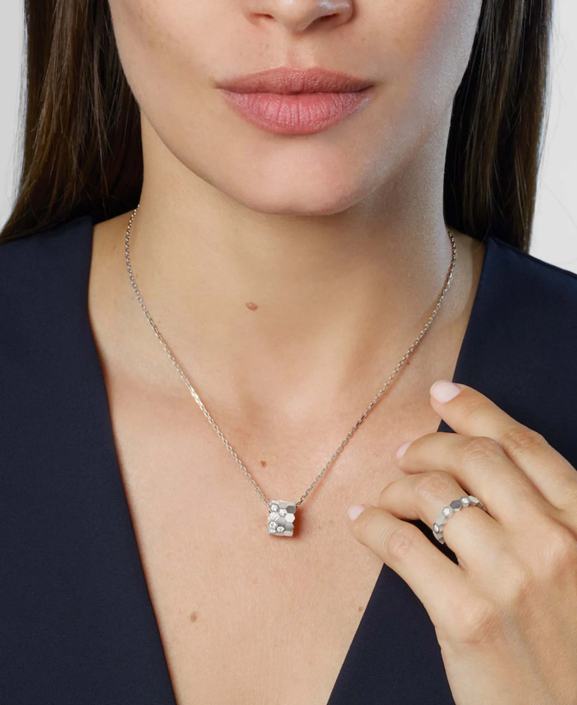 Colgante Bee de Chaumet M Oro Blanco 18K y Diamantes | 085422