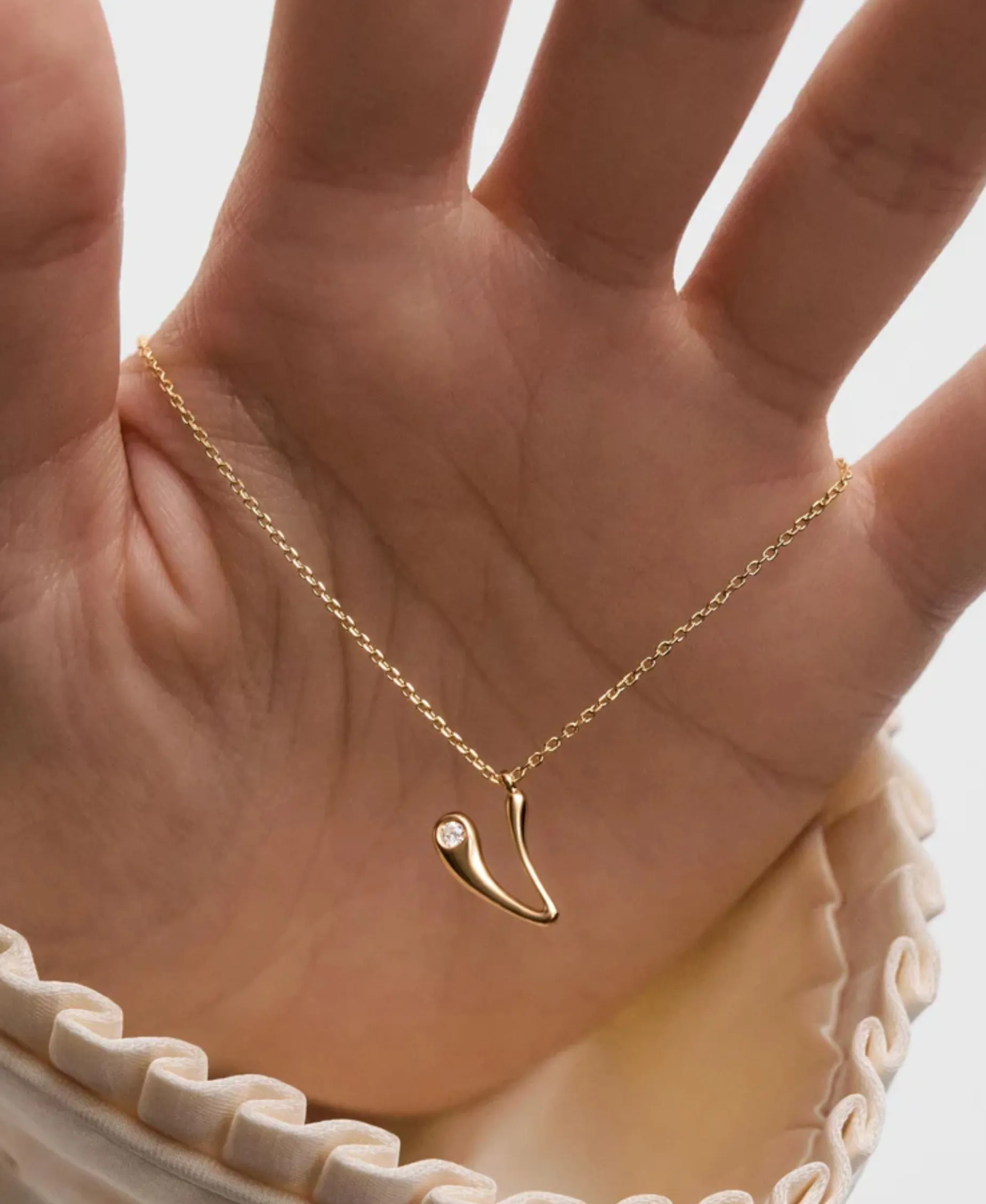 Collar con Colgante inicial V PDPAOLA Plata Baño de Oro 18K | CO01‑B95‑U