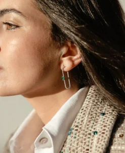 Pendientes Imperdible con Diamantes y Esmeraldas Pera en Oro Blanco