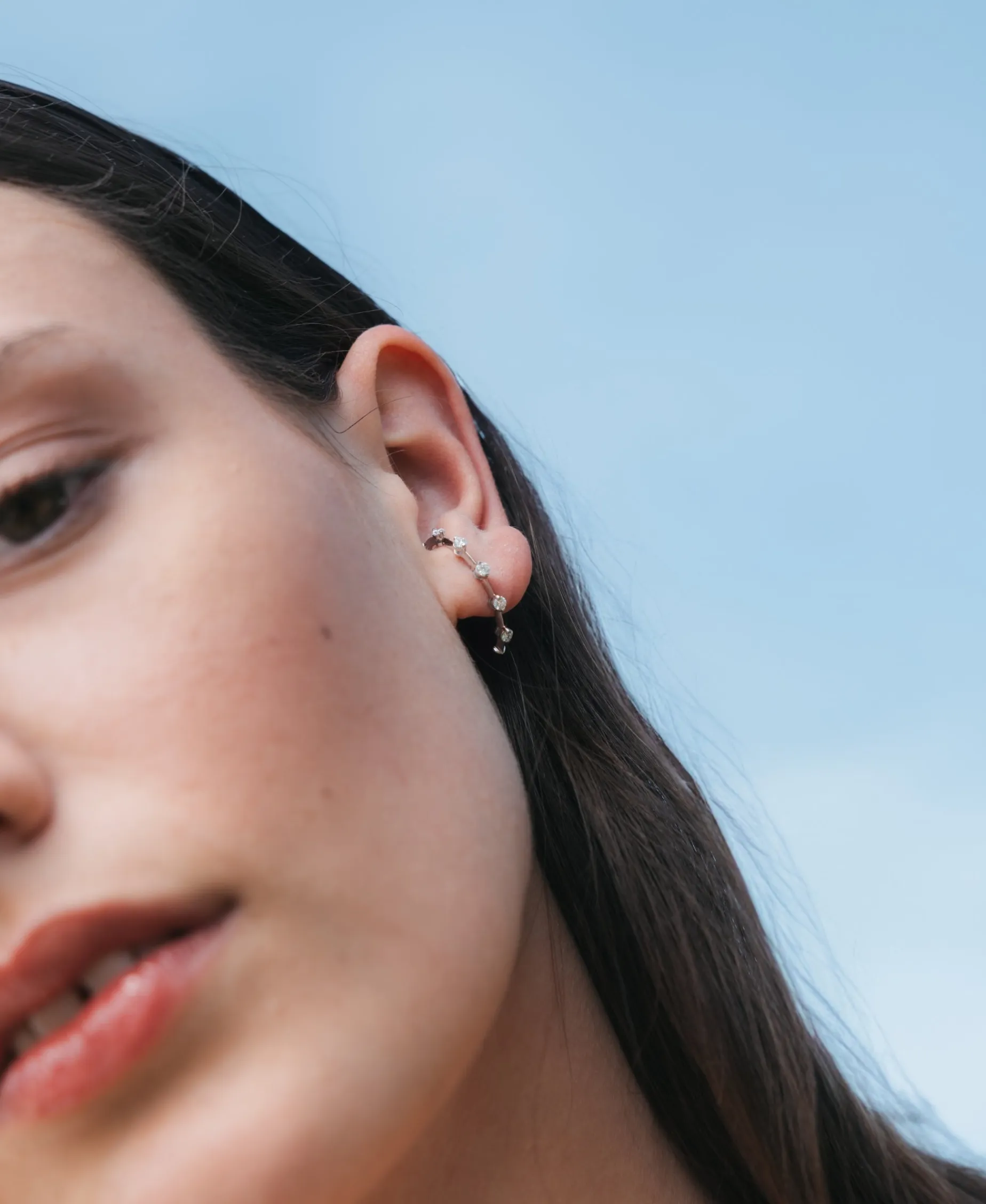 Pendientes Trepadores con Diamantes Intercalados en Oro Blanco
